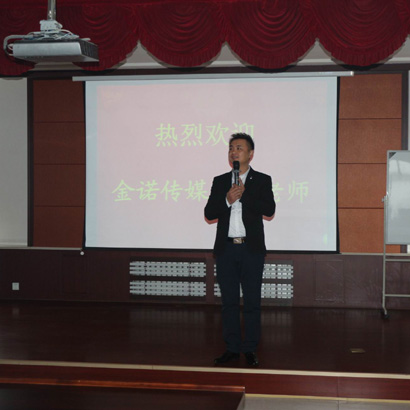 聽國學(xué)講座，習(xí)傳統(tǒng)文化               