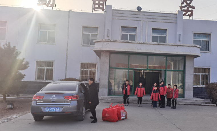 愛心幫扶貧困生，冰河助學(xué)暖人心